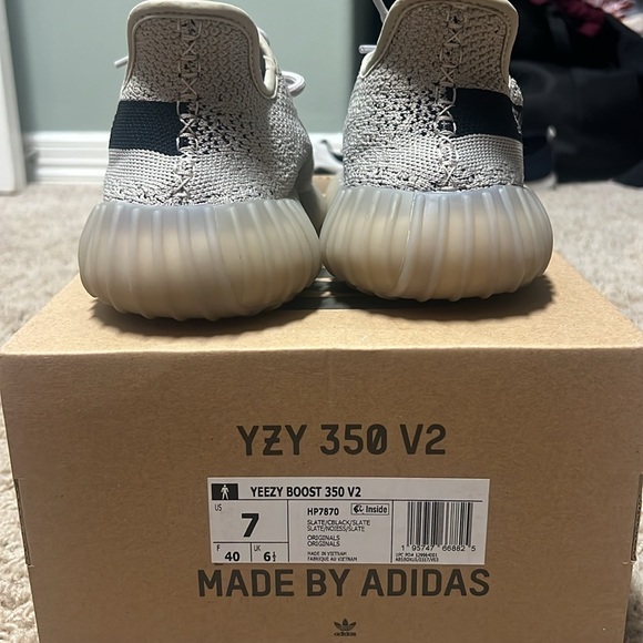 Authentic Yeezy 350 v2 - Picture 4 of 5